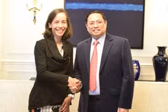 Thủ tướng Phạm Minh Chính tiếp bà Aurelia Nguyen, Giám đốc điều hành Chương trình COVAX hồi tháng 11/2021. (Ảnh: TTXVN)