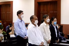 Các bị cáo nghe tuyên án phúc thẩm. (Ảnh: Thành Chung/TTXVN)