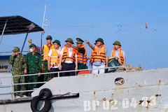 Chủ tịch UBND thành phố Hải Phòng cùng các ngành, địa phương liên quan kiểm tra khu vực di dời các hộ nuôi ngao không phép. (Ảnh: Minh Huệ/TTXVN)