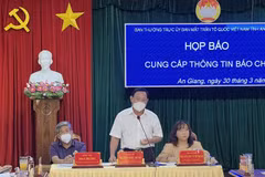 Ông Nguyễn Tiếc Hùng, Chủ tịch Ủy ban Mặt trận Tổ quốc Việt Nam tỉnh An Giang giải đáp các câu hỏi của phóng viên tại buổi họp báo. (Ảnh: Thanh Sang/TTXVN)