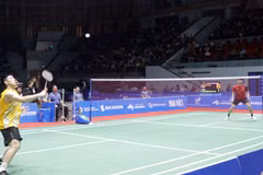 Trận đấu đơn nam vòng chung kết giữa vận động viên Loh Kean Yew (Singapore, áo đỏ) với vận động viên Kunlavut Vitidsarn (Thái Lan, áo vàng). (Ảnh: Đồng Thúy/TTXVN)