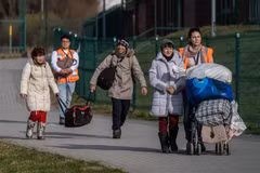 Người tị nạn Ukraine tại cửa khẩu biên giới Ukraine-Ba Lan ở Medyka ngày 7/4/2022. (Ảnh: PAP/TTXVN)