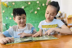 Hai chị em Lê Ngọc Thiên Ân (bên phải) và Lê Ngọc Bảo (bên trái) đam mê ngoại ngữ khi còn nhỏ. (Ảnh: TXVN phát)