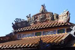 Biểu tượng hổ phù trên mái điện ở Lăng vua Đồng Khánh. (Ảnh: Đỗ Trưởng/TTXVN)