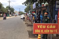 Một chốt kiểm dịch trên các tuyến đường có đông người qua lại tại tỉnh Quảng Nam. (Ảnh: Trịnh Bang Nhiệm/TTXVN)