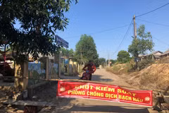Tại xã Vĩnh Hà, huyện Vĩnh Linh, Quảng Trị, nơi xảy ra bệnh bạch hầu, địa phương đã lập chốt kiểm soát để tiến hành kiểm tra, đo thân nhiệt, thực hiện khai báo y tế đối với tất cả các công dân. (Ảnh: Hồ Cầu/TTXVN)