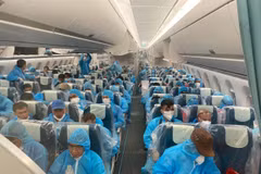 Các công dân trên chuyến bay của Hãng Hàng không Việt Nam mang số hiệu VN6. (Ảnh: TTXVN/phát)