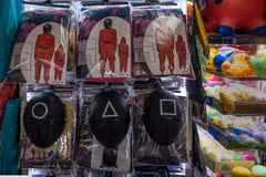 Đồ cosplay ăn theo "Squid Game" đắt hàng trong mùa Halloween