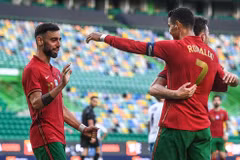 Video Cristiano Ronaldo bị chê cười khi sút phạt vọt lên trời 