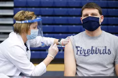 Tiêm vắcxin ngừa COVID-19 cho người dân tại bang Ohio, Mỹ ngày 10/2. (Ảnh: AFP/TTXVN)