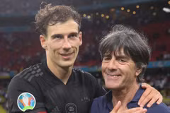 HLV Loew và người hùng Leon Goretzka sau trận đấu với Hungary. (Nguồn: Sky)