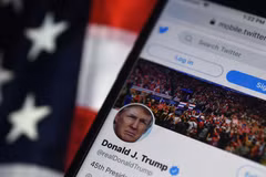 Trang Twitter của Tổng thống Mỹ Donald Trump trên màn hình điện thoại di động ở Arlington, Virginia, Mỹ. (Ảnh: AFP/TTXVN)
