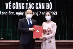 Đồng chí Trương Thị Mai, Ủy viên Bộ Chính trị, Bí thư Trung ương Đảng, Trưởng Ban Tổ chức Trung ương trao Quyết định cho đồng chí Nguyễn Quốc Đoàn giữ chức Bí thư Tỉnh ủy Lạng Sơn nhiệm kỳ 2020-2025. (Anh Tuấn - TTXVN)