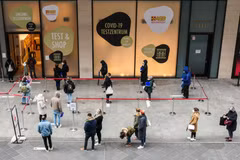 Người dân xếp hàng chờ xét nghiệm COVID-19 tại Berlin, Đức, ngày 16/4/2021. (Ảnh: THX/TTXVN)