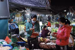 Giá cả một số mặt hàng thiết yếu tăng nhẹ trong ngày mùng 2 Tết
