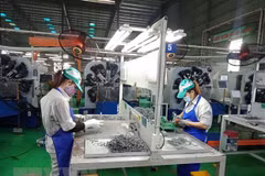 'Kề vai sát cánh' cùng công nhân vượt qua đại dịch COVID-19