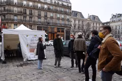 Người dân chờ xét nghiệm COVID-19 tại một điểm xét nghiệm ở Paris, Pháp ngày 16/12/2020. (Ảnh: THX/TTXVN)