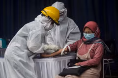 Nhân viên y tế lấy mẫu xét nghiệm COVID-19 cho người dân tại tỉnh Tây Java, Indonesia ngày 4/4/2020. (Ảnh: THX/TTXVN)