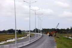 Tuyến cao tốc Lộ Tẻ-Rạch Sỏi qua địa phận tỉnh Kiên Giang và Cần Thơ. (Ảnh: Huy Hùng/TTXVN)