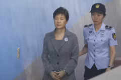 Cựu Tổng thống Hàn Quốc Park Geun-hye được đưa tới phiên tòa ở Seoul ngày 24/8/2018. (Ảnh: Yonhap/TTXVN)