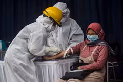 Nhân viên y tế lấy mẫu xét nghiệm COVID-19 cho người dân tại tỉnh Tây Java, Indonesia ngày 4/4/2020. (Ảnh: THX/TTXVN)