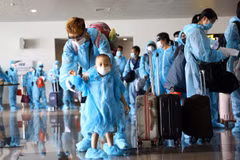Đưa công dân Việt Nam ở nước ngoài về nước. (Ảnh: Huy Hùng/TTXVN)
