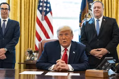 Tổng thống Trump trao Huân chương An ninh Quốc gia cho cố vấn cấp cao