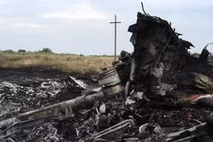 Hiện trường vụ rơi máy bay MH17 của hãng hàng không Malaysia Airlines ở gần thị trấn Shaktarsk, Ukraine, ngày 18/7/2014. (Ảnh: AFP/TTXVN)