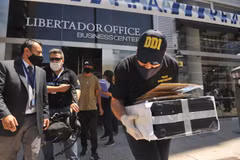 Cảnh sát thu giữ hồ sơ y tế của huyền thoại bóng đá thế giới Diego Maradona. (Ảnh: EPA)