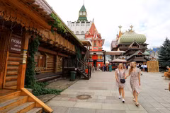 Khách du lịch tham quan những lâu đài cổ kính tại Moskva, Nga. (Ảnh: Trần Hiếu/TTXVN)
