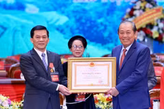 Phó Thủ tướng Thường trực Trương Hoà Bình trao Huân chương Lao động Hạng Nhất tặng Thứ trưởng, Phó Chủ nhiệm Ủy ban Dân tộc Nông Quốc Tuấn. (Ảnh: Dương Giang/TTXVN)
