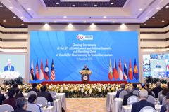 Thủ tướng Nguyễn Xuân Phúc, Chủ tịch ASEAN 2020 phát biểu tại Lễ bế mạc Hội nghị Cấp cao ASEAN 37 và các Hội nghị Cấp cao liên quan. (Ảnh: Thống Nhất/TTXVN)