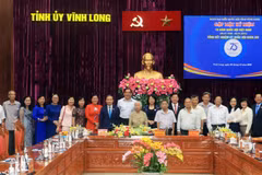 Phó Chủ tịch Đặng Thị Ngọc Thịnh và đại biểu tham dự buổi gặp mặt. (Ảnh: Phạm Minh Tuấn/TTXVN)