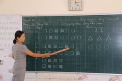 Hướng dẫn học sinh cách phân biệt tiếng theo chương trình công nghệ tại trường Tiểu học Hưng Đạo, huyện Hưng Nguyên, Nghệ An. (Ảnh: Bích Huệ /TTXVN)