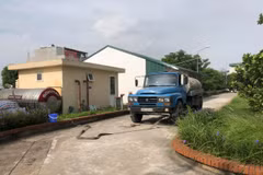 Trường Tiểu học Chu Văn An (quận Hoàng Mai, Hà Nội) chủ động mua nước sạch về phục vụ bếp ăn bán trú cho học sinh ngày 13/10. (Ảnh: Phụ huynh cung cấp)