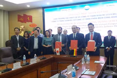 Các bên ký kết thỏa thuận hợp tác. (Ảnh: Phạm Mai/Vietnam+)