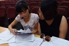 Thí sinh, phụ huynh tìm hiểu thông tin về thủ tục nhập học. (Ảnh: Phạm Mai/Vietnam+)