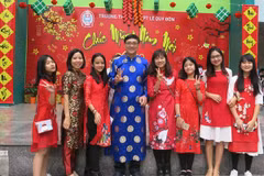 Trong chương trình Chúc mừng năm mới xuân Kỷ Hợi 2019, nhiều học sinh Trường Trung học cơ sở và Trung học phổ thông Lê Quý Đôn (Hà Nội) đã rất thích thú khi thầy Hiệu trưởng Nguyễn Quốc Bình mặc áo dài, tạo dáng "xì tin" cùng trò. (Ảnh: PV/Vietnam+