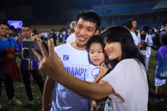 Tiền vệ Đỗ Hùng Dũng ăn mừng chức vô địch V-League 2022 bên gia đình nhỏ. (Ảnh: PV/Vietnam+) 
