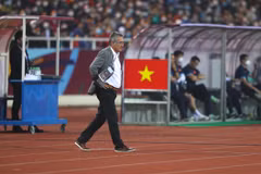 Huấn luyện viên đội tuyển Oman, Branko Ivankovic chỉ đạo đội nhà đối đầu Việt Nam. (Ảnh: PV/Vietnam+) 