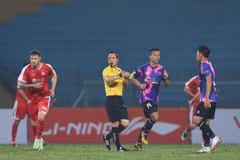 Trọng tài chính Nguyễn Viết Duẩn điều hành trận đấu Viettel-Sài Gòn FC vào tối qua (5/3). (Ảnh: PV/Vietnam+) 