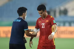 Tiền đạo Tiến Linh hai lần phải nhờ tới sự chăm sóc của bác sỹ ở trận gặp Oman vào tối 24/3. (Ảnh: PV/Vietnam+) 