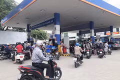 TP Hồ Chí Minh: Cửa hàng xăng dầu "gồng gánh" sức mua cao đột biến