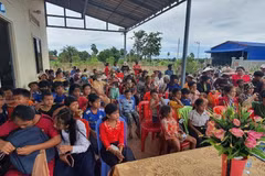 Hỗ trợ người Việt ở Campuchia có hoàn cảnh khó khăn sau dịch COVID-19