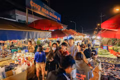 Chợ hoa lớn nhất Hà Nội nhộn nhịp trước ngày Phụ nữ Việt Nam 