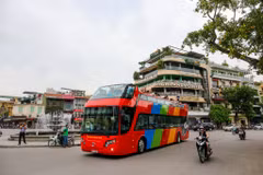 Sáng 30/6, chiếc xe buýt 2 tầng đầu tiên mang tên City Tour đã được chạy thử nghiệm trên đường phố Hà Nội. (Ảnh: Minh Sơn/Vietnam+)