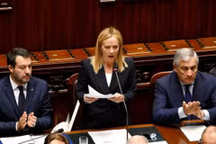 Thủ tướng Italy Giorgia Meloni (giữa) phát biểu trong một phiên họp Quốc hội ở Rome. (Ảnh: AFP/TTXVN)