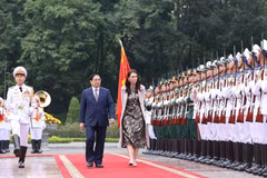 Thủ tướng Phạm Minh Chính và Thủ tướng New Zealand Jacinda Ardern duyệt đội danh dự Quân đội nhân dân Việt Nam. (Ảnh: Dương Giang/TTXVN)