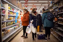 Người dân mua sắm tại siêu thị ở London, Anh. (Ảnh: AFP/TTXVN)
