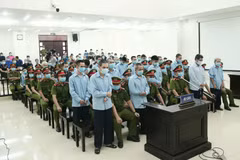 Các bị cáo nghe tòa tuyên án. (Ảnh: Doãn Tấn/TTXVN)